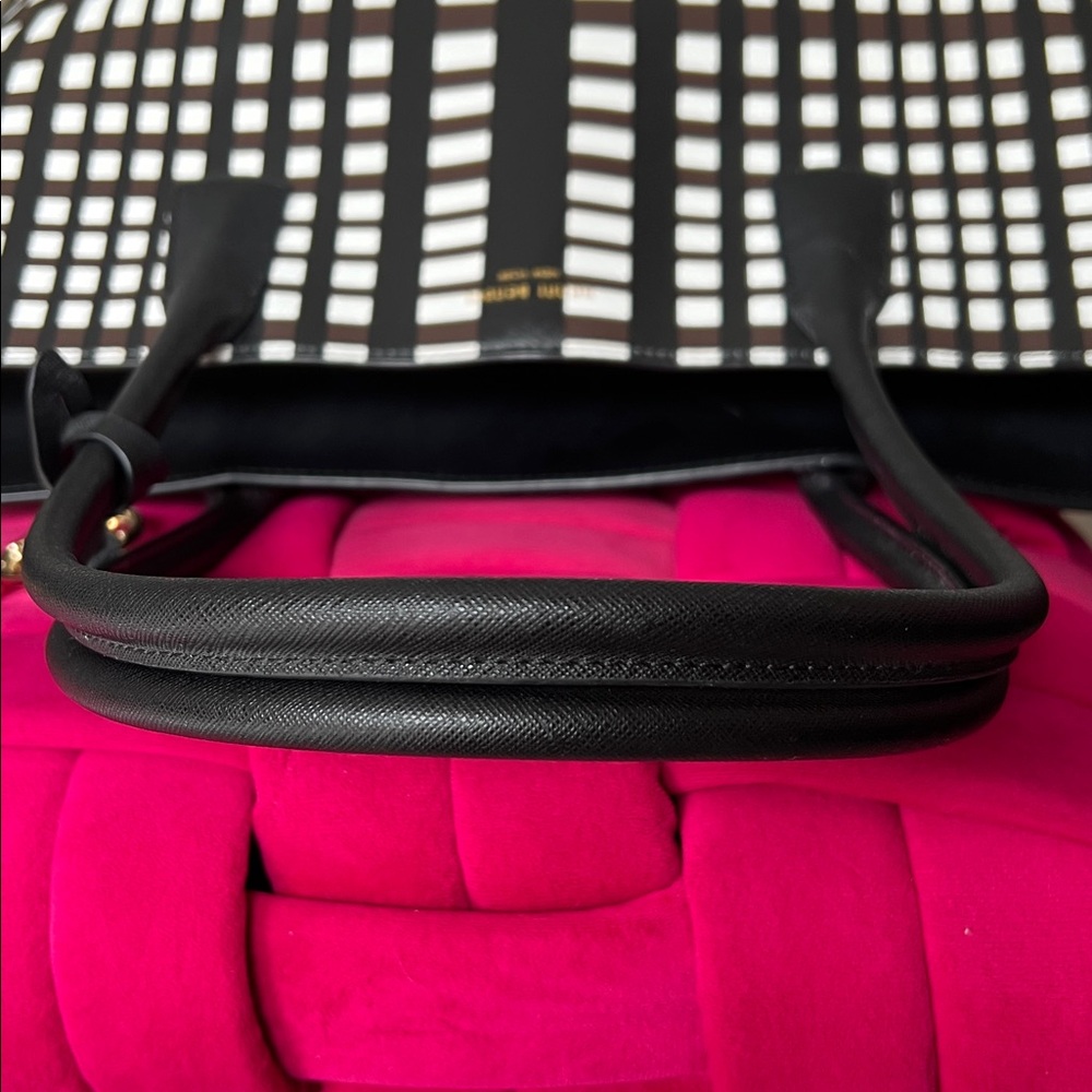 Henri Bendel Tote-EUC - Picture 11 of 15